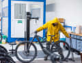 Dann geht's für das gebrauchte Bike zur Wäsche. Die grobe Vorarbeit wird in einem Waschcontainer erledigt, der bald durch eine automatisierte Waschstraße ersetzt werden soll. Die Feinarbeit mit dem Lappen von Hand wird aber weiter bleiben. Am Ende soll das Rad aussehen wie ladenneu.