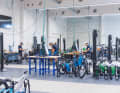 In der großen Halle wird an den Bikes geschraubt. Die Montageständer bezieht Rebike übrigens lokal vom Spezialisten Allgäu Industries.