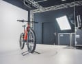 Im letzten Schritt wird jedes Bike auf der Drehbühne im automatisierten Fotostudio platziert und mit Hilfe eines Laser-Messgeräts korrekt ausgerichtet. Dann wird das Bike von allen Seiten aus zwei Blickwinkeln fotografiert. So soll sich der Kunde auch kleine optische Mängel vor dem Kauf im Detail ansehen können.