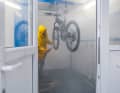 Niedriger Druck und sanfte Reiniger sollen Bike und Lager schonen. Der Reiniger wird unten im Container aufgefangen und wiederverwertet. All das soll bald automatisiert werden. Nur die Feinarbeit wird dann noch von Hand erfolgen.