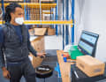 Der erste Schritt: Das gebrauchte Bike wird ausgepackt und bekommt einen Barcode und Kennziffer. Der Barcode wird bei jedem Arbeitsschritt gescannt, so weiß das Unternehmen immer, in welchem Arbeitsschritt sich das Bike gerade befindet und kann besser planen.