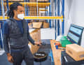 Im ersten Schritt packen Mitarbeiter die gebrauchten Bikes aus, kontrollieren, ob Akku und Schlüssel zur Rahmennummer passen und waschen das Rad gründlich. Auch schwer erreichbare Stellen werden aufwändig von Hand gesäubert.