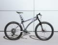 Ein Fahrrad wie aus einem anderen Universum: Die Alu-Bleche sind hauchdünn und gleichzeitig hochstabil. Weil sie nicht geschweißt werden können, sind sie genietet.