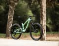 Das Unplugged Pro-Modell für 8999 Euro bekommt eine Fox 38 Performance und Shimano SLX 4-Kolben Bremse.