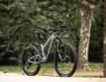 Das Ultimate-Modell des Bold Unplugged für 10.999 Euro kommt mit einer Öhlins RXF38 M2 Gabel und SRAM AXS X01 Schaltung.