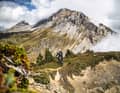 Der Grand Chavalard (2899 m) thront über dem Rhônetal und der kleinen Weinbauer-Gemeinde Fully im Schweizer Kanton Wallis. Um seine steilen Flanken haben mutige Menschen den Supertrail Portail de Fully drapiert.