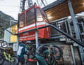 Okay, der Liftmann meint es wirklich ernst: In Dorénaz werden die Bikes unter der Gondel befestigt. An den Laufrädern. Da zieht man die Schnellspanner sicherheitshalber noch mal fest und schnappt sich alles, was abfallen könnte. Zum Beispiel die Trinkflasche.