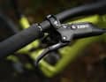 Sram DB8-Bremsen mit Vierkolbenzange verzögern das YT Capra Core 1.
