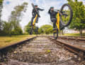 Aus dem Wheelie in den Wheelie: Für den Sprung von Gleis zu Gleis brauchte Danny 150 Versuche. „Ich konnte das Gleis gar nicht sehen. Ich sah nur das Vorderrad“, sagt Danny.