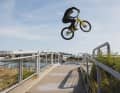 Jetzt fliegt Danny also durch die US-City und zeigt Trial-Tricks auf unfassbarem Niveau. 