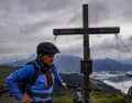 Von der Seidlalm zum Scharbergkogel flaniert man auf einem Höhenweg. Wobei das Rasten an Gipfelkreuzen bei Gewitter keine gute Idee ist.