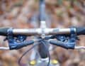 Schmaler Lenker, langer Vorbau: Das Cockpit ist aus heutiger Sicht gewöhnungsbedürftig. Die Brems-Schalt-Einheit der ersten XTR-Serie ist heute bei Sammlern begehrt.
