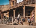Doch ganz schön trocken so eine Wüste. Der Saloon der Western-Leone-Kulisse kommt gerade noch recht. Von links: Helmut, Hannes, Julian und Felicitas Oswald.