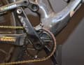 Sram XX1 Rainbow und viel Glitzer am Rahmen - sowie eine kleine Kettenführung