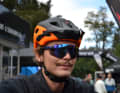Erst 2023 im Handel und Lucas zeigt ihn uns auf dem BIKE Festival: Den Briko Gibeon MTB-Helm mit der Starlight Sonnenbrille.