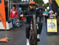 Dann kann beim Wheelie in der Festivalstraße auch nichts passieren.