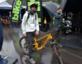 Echte Profis kennen kein schlechtes Wetter... Jasper geht mit den Bikerinnen und Biker auf die "Techy Trails".