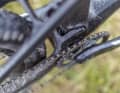 Canyon Spectral 125 CF LTD: Dem Kettenstrebenschutz fehlen ein  bis zwei Zentimeter, um auch den Ansatz der Kettenstreben zu schützen.