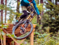 Spiel mit mir! Das Kavenz wiegt so viel wie ein Enduro, das macht es schön agil. So lässt es sich willig über Park-Stunts schaukeln.
