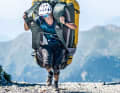 Hier legt Thomas einen 100-Meter-Lauf  samt Riesenrucksack von Deuter hin.