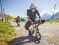 Perfekte Übung für Kindsköpfe: einen Technik-Parcours auf Kinder-Bikes bewältigen.