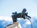 BESV und KTM setzen auf eine Zugführung durch  den Steuersatz und verzichten auf  Löcher für den Kabel­einlass im Steuer­rohrbereich.