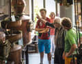 Distillerie Adam in Kehlen. Robert Adam (85 J.) erklärt, wie die Kesselanlage aus dem Jahr 1907 funktioniert hat.
