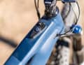 Canyon Neuron:ON 7: Per USB-C können Smartphone oder GPS direkt aus dem Akku mit Strom versorgt werden. Die Portabdeckung  saß an unserem Test-Bike aber zu locker.