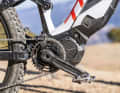 Der E7000 ist der günstige Antrieb von Shimano. Das geringere Drehmoment von maximal 60 Newtonmetern ist bei niedriger Kadenz in steilem Gelände spürbar, im Schotterstraßenfahrbetrieb hingegen erstaunlich wenig. Die Unterstützung ist harmonisch, auch hier lassen sich Fahrmodi per App abstimmen.