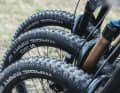 Einheitsgummi: Alle sechs Test-Bikes haben wir mit der identischen Reifen-Kombi von Schwalbe ausgestattet und gleichmäßig mit 1,8 Bar Luft befüllt. Das setzt den Faktor Rollwiderstand gleich.