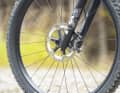 Shimano XT-Vierkolbenbremsen mit 200er-Scheiben bringen die nötige Verzögerung.