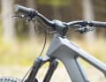 Der Lenker ist mit 820 Millimetern super breit, auch der Rise fällt mit 35 mm höher aus, als bei den anderen Modellen. Das soll dem Bike mehr Fahrstabilität und Sicherheit verleihen.
