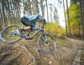 Dann hört man auf dem Trail im besten Fall nur den Fazua Ride 60 schnurren - und das Krallen der Stollen im Waldboden.