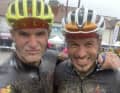 Da freut sich die Hotel-Crew: BIKE Chefredakteur Henri Lesewitz (li.) und Team-Partner Michael Veith kamen bei der zweiten Etappe maximal eingesaut ins Ziel. Ein heftiges Gewitter hatte sie auf dem Gipfel des Kronplatz erwischt. Für die Nachfolgenden wurde die Etappe aus Sicherheitsgründen abgebrochen.