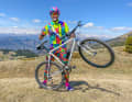 Kunterbuntes Lycra, Bikes ohne Federung: Als Mountainbiker der Anfangsjahre musste man hart im Nehmen sein. Geil war’s trotzdem.