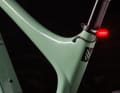 Lampen von Lupine sind beim Oso fest verbaut. Auch die kleine Rückleuchte wird aus dem Akku mit Strom versorgt.