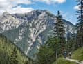 An der grünen Grenze zwischen Bayern und Tirol  schmuggeln sich Biker den Schützensteig hinab zum Ammerwald.