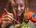 Nach fast 1500 Höhenmetern – und einem  verdammt steilen Schlussanstieg zur Übernachtungs­hütte – schmeckt das Abendessen doppelt lecker.