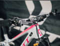 Ein flaches Cockpit von SQlab ermöglichte eine tiefe und aerodynamische Haltung auf dem Bike.