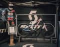 Das Rekord-Bike und der Race-Suit waren beim BIKE Festival in Leogang am Scott-Stand zu bestaunen.