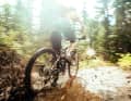 Kette, Ritzel und Kettenblätter sind Verschleißteile, die beim Biken extrem gefordert werden. Ihr Austausch kann bei Zwölffach-Getrieben richtig teuer werden. Wir wollten daher wissen: Wie standfest sind die Antriebe? Die Antworten liefert unser Labortest mit den sieben beliebtesten 1x12-Schaltgruppen.