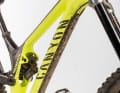 Canyon Sender 6: Easy to handle: Die Leitungen des Sender 6 sind unter einer Plastikschiene am Unterrohr verlegt. Das sieht aufgeräumt aus, schützt das Unterrohr vor Steinen und lässt sich leicht warten.