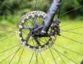 Cannondale Moterra Neo 2: Können nicht groß genug sein – die Rotoren der Scheibenbremse. Cannondale verbaut als einziger Hersteller in diesem Testfeld 220er-Discs. Das sollte Schule machen.
