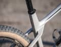 BMC Twostroke 01 One: Die D-förmige Sattelstütze generiert viel Sitzkomfort. Mit Adapter kann man auch 27,2er-Vario-Stützen fahren.