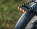 Schick in den Träger integriert, mit unscheinbarer Verkabelung: die Rückleuchte Supernova LED Tail am Goroc4. Die Kabelführung ist am Husqvarna generell besser gelöst als am Flyer.