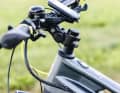 Trotz dicker Spacer und verstellbarem 90er-Vorbau ist das Cockpit des Husqvarna recht tief – das hilft zwar beim Klettern, limitiert aber in steilen Abfahrten.