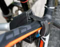 3 Umlaufende Riemen zur Rahmenhalterung (Atera, MFT) haben das Bike fest im Griff und benötigen dabei weniger Klemmdruck als klassische Klauen. Besonders bei Carbon-Rahmen von Vorteil.