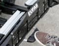 4 Ein Fußpedal zum Abkippen des Trägers (Atera, Eufab, MFT, Thule, Uebler) ermöglicht ein kontrolliertes Ablassen - auch unter der schweren Last von zwei E-Mountainbikes.