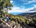 Picco und Kay auf dem Weg zum Monte Capanne. Viele der Maultierpfade auf Elba sind mit Steinen ausgelegt. Das macht die Trails lange haltbar, aber auch holperig.