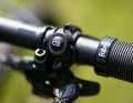 Der Knopf für die Beleuchtung sitzt gut erreichbar an der rechten Seite des Lenkers.